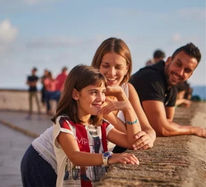 Família al passeig marítim de Sitges