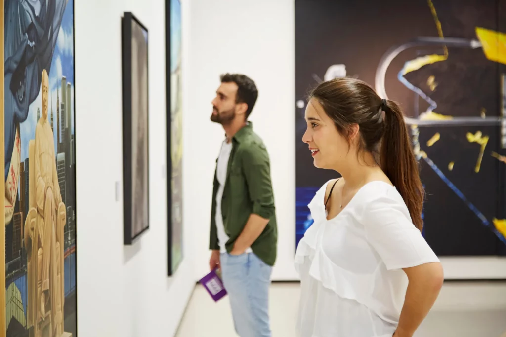 Dues persones visitant el museu Stampfli de Sitges