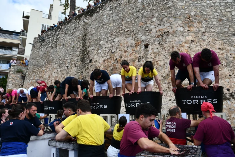 Teams treten beim Traubentretwettbewerb in Torres-Fässern während der Fira de la Vendimia i Mostra de Vins in Sitges gegeneinander an.
