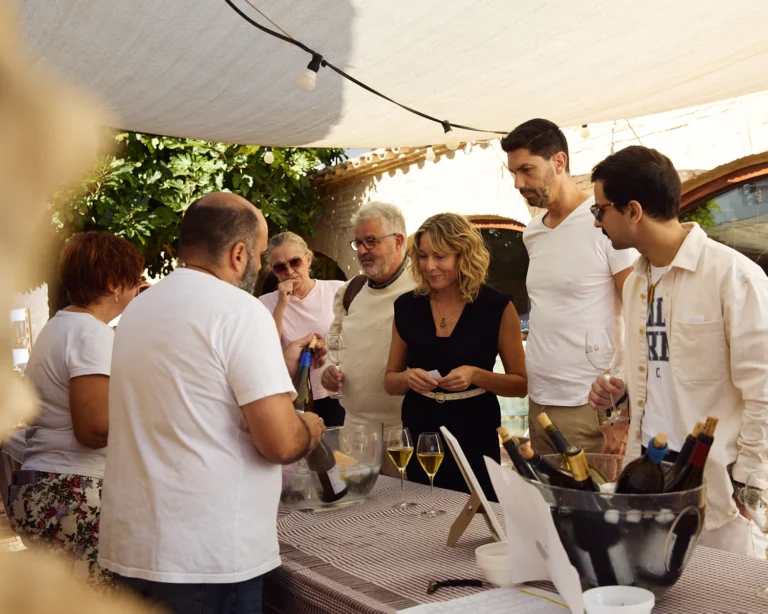 Eine Gruppe von Menschen genießt eine Malvasia de Sitges-Verkostung im Freien während der Malvasia-Woche in Sitges.