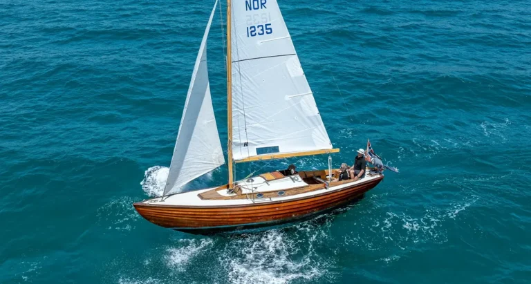 Segelboot segelt vor der Küste von Sitges