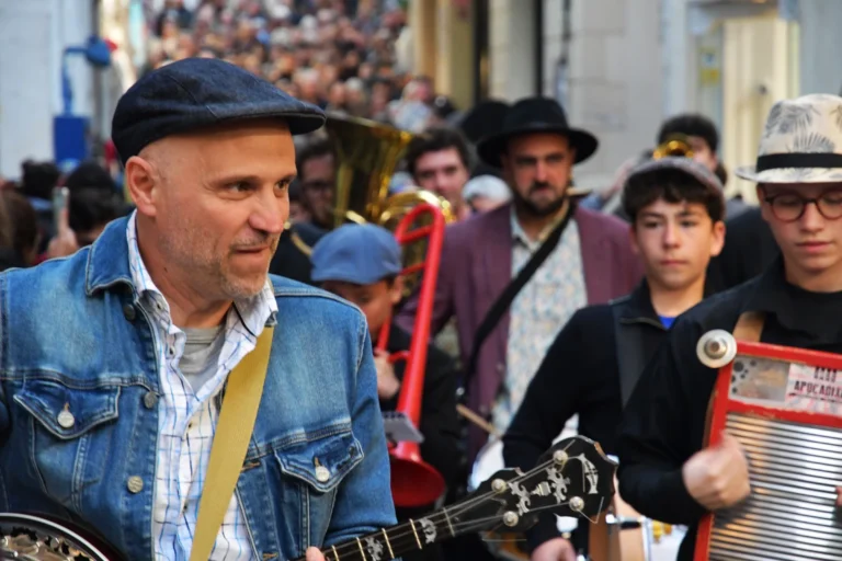 Des musiciens jouent du jazz dans les rues de Sitges lors du festival de jazz traditionnel d'avril.