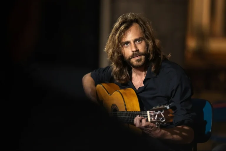 Un guitariste interprète sa musique dans l'ermitage de Sant Sebastià de Sitges lors du Mediterranean Guitar Festival.