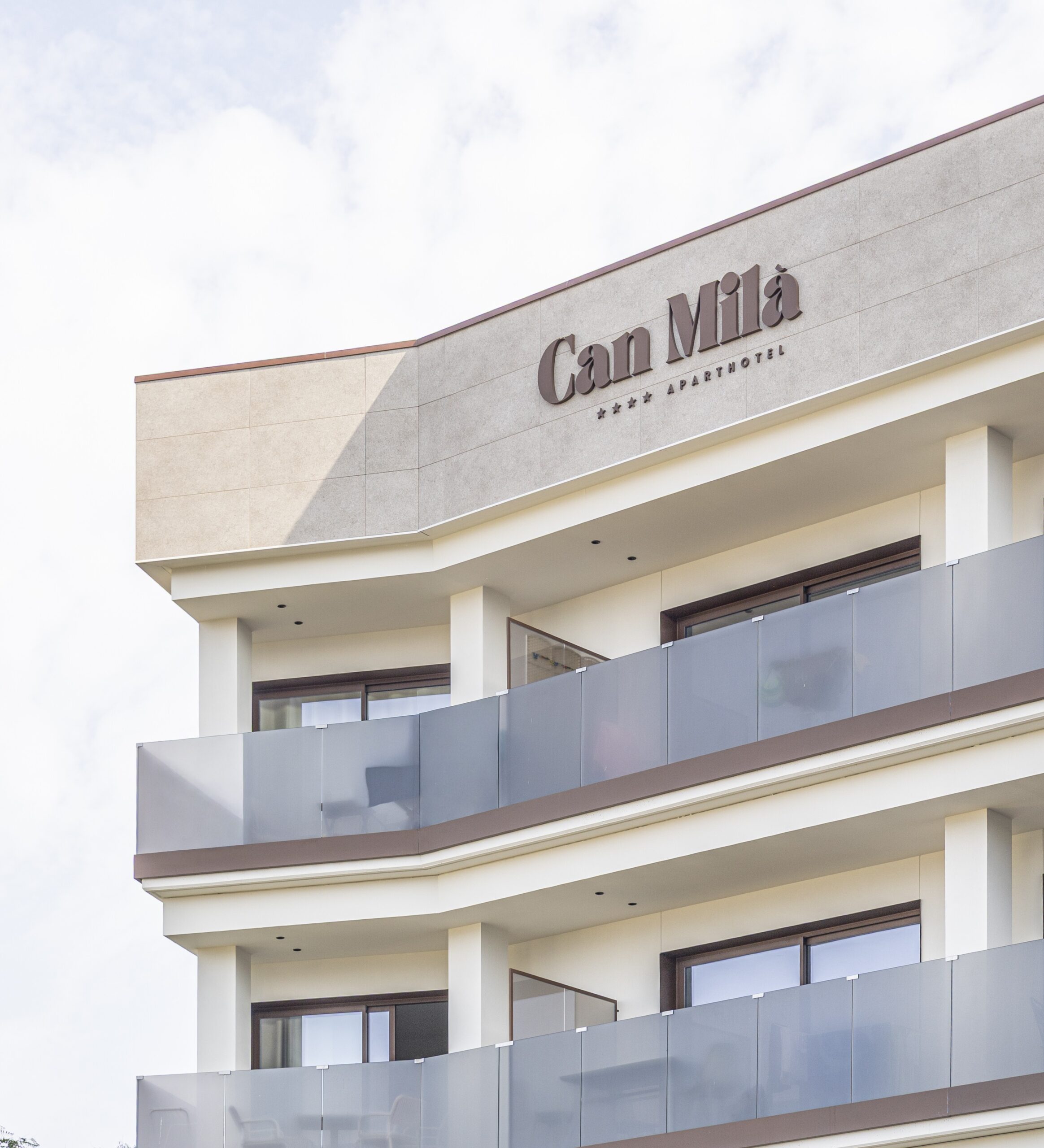Can Milà is a boutique aparthotel located in Sitges that combines the comfort of fully equipped apartments with the services and attention of a hotel.
