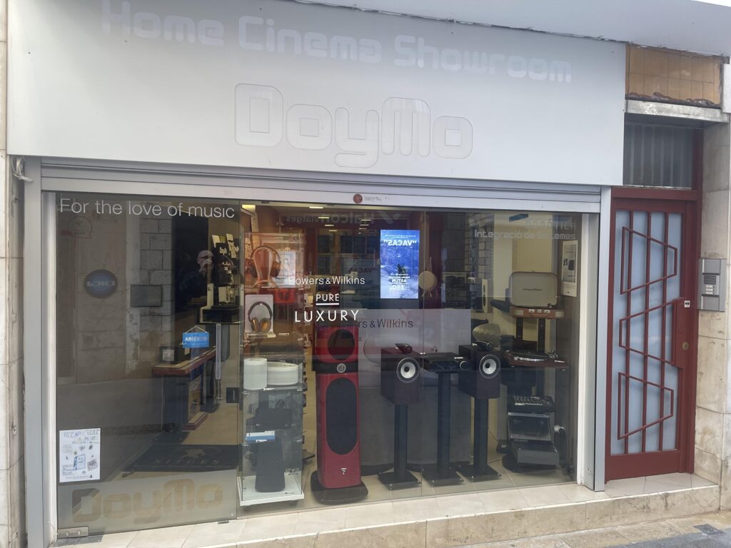 Botiga d'electrònica a Sitges, Barcelona. Àudio i vídeo d'alta gamma 4K - 8K, HiFi, Alta Fidelitat, Instal·lacions Home Cinema, Projectors i Domòtica. Altaveus de tot tipus, actius, passius, encastats i d'exterior.