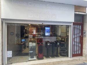 Botiga d'electrònica a Sitges, Barcelona. Àudio i vídeo d'alta gamma 4K - 8K, HiFi, Alta Fidelitat, Instal·lacions Home Cinema, Projectors i Domòtica. Altaveus de tot tipus, actius, passius, encastats i d'exterior.