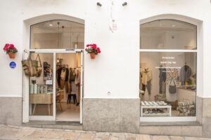 Una tienda multimarca que reúne en un solo espacio piezas de moda, accesorios, papelería, decoración…