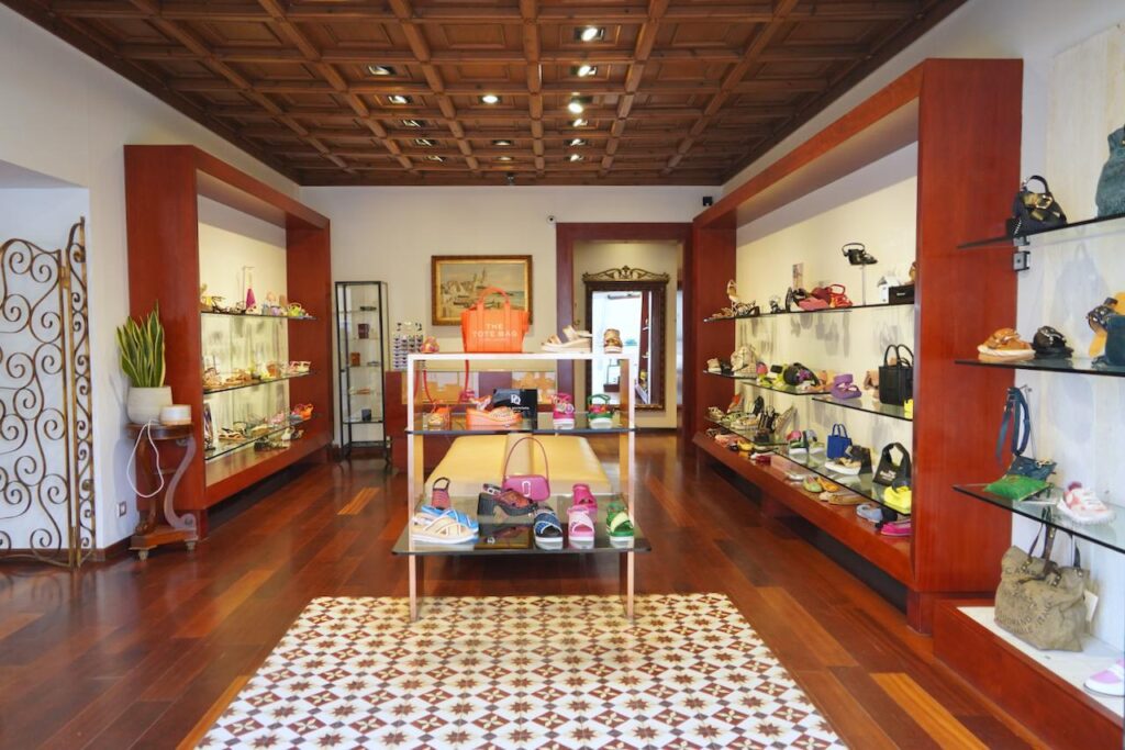 Zapaterías con más de 90 años, trayendo las últimas tendencias a Sitges. Puedes encontrar las mejores marcas de calzado y accesorios.