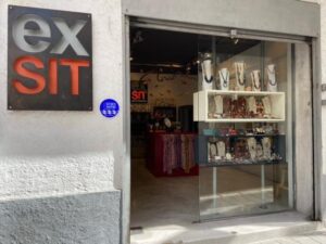 Tienda especializada en Bijouterie y joyeria hecha en plata . Con materiales naturales. También trabajamos piezas de acero, carteras y monederos de cuero, pañuelos y piezas de diseño de bijoux de creador.