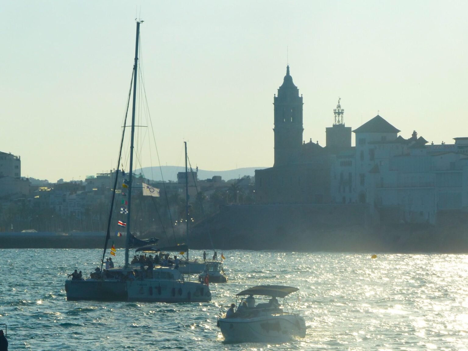 The main events will take place in the Port de Sitges – Aiguadolç, where the traditional sailors’ procession will start. At the end, there will be a fideuà and Malvasia tasting, a Catalan rumba concert and a flambéed rum tasting to liven things up