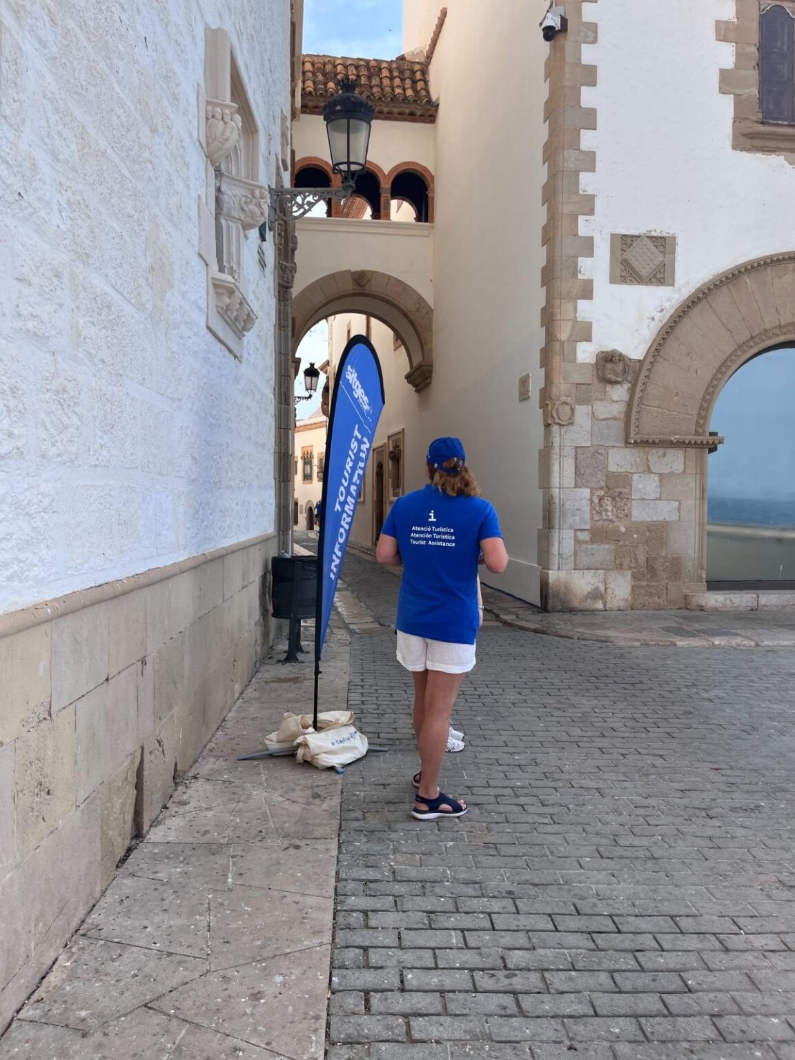On 1 July, Sitges launches its mobile tourist information service for a third consecutive summer, running until 18 October. The town also joins the new Tourism Information Officer Badge programme of the Network of Catalan Tourism Information Offices, further enhancing service quality