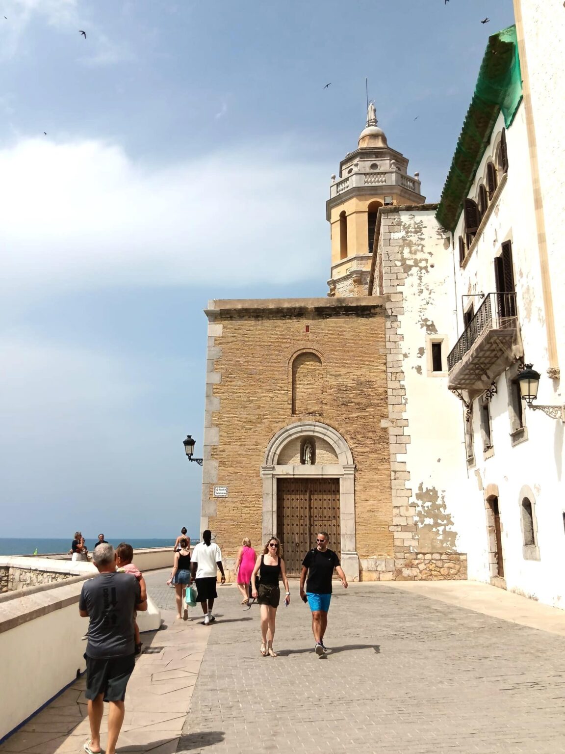 The latest figures published by the Tourist Profile study drawn up by the Barcelona Provincial Council’s Tourism Laboratory confirms Sitges’s strength in international tourism and the consolidation of visitors that spend more days in town, come back again and rate the destination 8.9 over 10