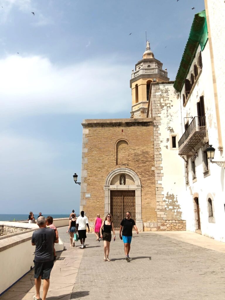 The latest figures published by the Tourist Profile study drawn up by the Barcelona Provincial Council’s Tourism Laboratory confirms Sitges’s strength in international tourism and the consolidation of visitors that spend more days in town, come back again and rate the destination 8.9 over 10